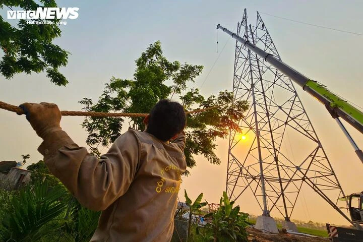 Đu mình trên độ cao hàng trăm mét, công nhân dựng cột điện 110kV xuyên lễ Đu mình trên độ cao hàng trăm mét, công nhân dựng cột điện 110kV xuyên lễ
