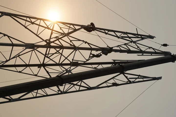 Đu mình trên độ cao hàng trăm mét, công nhân dựng cột điện 110kV xuyên lễ Đu mình trên độ cao hàng trăm mét, công nhân dựng cột điện 110kV xuyên lễ