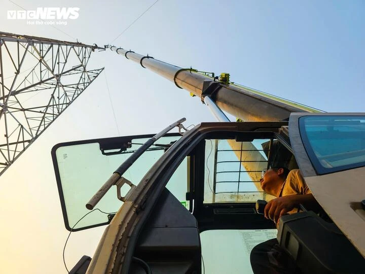 Đu mình trên độ cao hàng trăm mét, công nhân dựng cột điện 110kV xuyên lễ Đu mình trên độ cao hàng trăm mét, công nhân dựng cột điện 110kV xuyên lễ