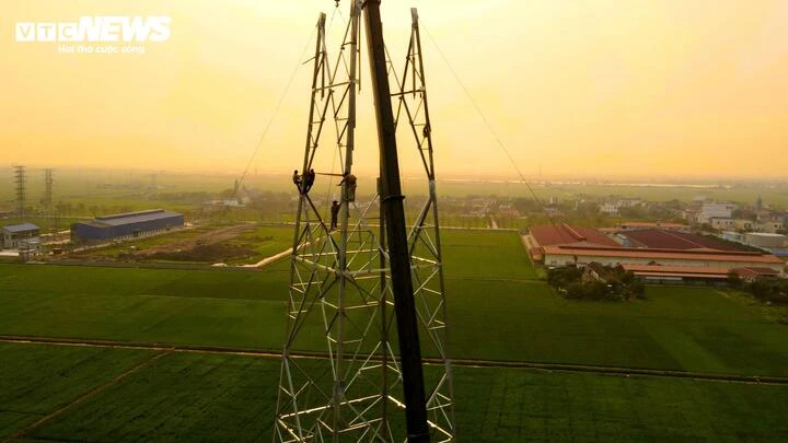 Đu mình trên độ cao hàng trăm mét, công nhân dựng cột điện 110kV xuyên lễ Đu mình trên độ cao hàng trăm mét, công nhân dựng cột điện 110kV xuyên lễ