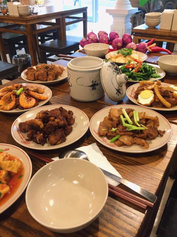 Đưa vợ đi ăn hàng, tôi sững sờ khi nhận ra người phục vụ, vợ bật khóc tại chỗ khiến tôi vô cùng khó xử Đưa vợ đi ăn hàng, tôi sững sờ khi nhận ra người phục vụ, vợ bật khóc tại chỗ khiến tôi vô cùng khó xử