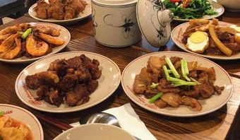Đưa vợ đi ăn hàng, tôi sững sờ khi nhận ra người phục vụ, vợ bật khóc tại chỗ khiến tôi vô cùng khó xử