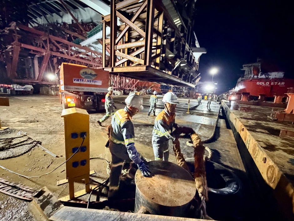 Đưa vòm thép cầu đi bộ 3 . 400 Tấn về trung tâm TPHCM trong đêm 15 / 10 Đưa vòm thép cầu đi bộ 3 . 400 Tấn về trung tâm TPHCM trong đêm 15 / 10