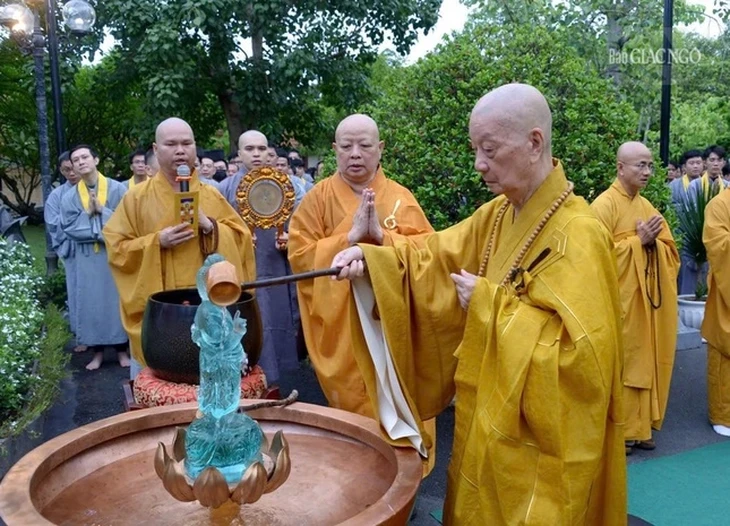 Đức Pháp chủ Thích Trí Quảng thực hiện nghi thức tắm Phật mùa Phật đản Đức Pháp chủ Thích Trí Quảng thực hiện nghi thức tắm Phật mùa Phật đản