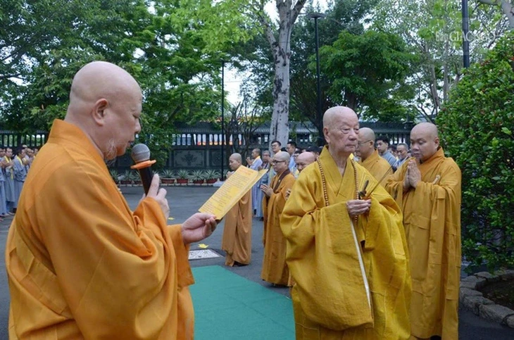 Đức Pháp chủ Thích Trí Quảng thực hiện nghi thức tắm Phật mùa Phật đản Đức Pháp chủ Thích Trí Quảng thực hiện nghi thức tắm Phật mùa Phật đản