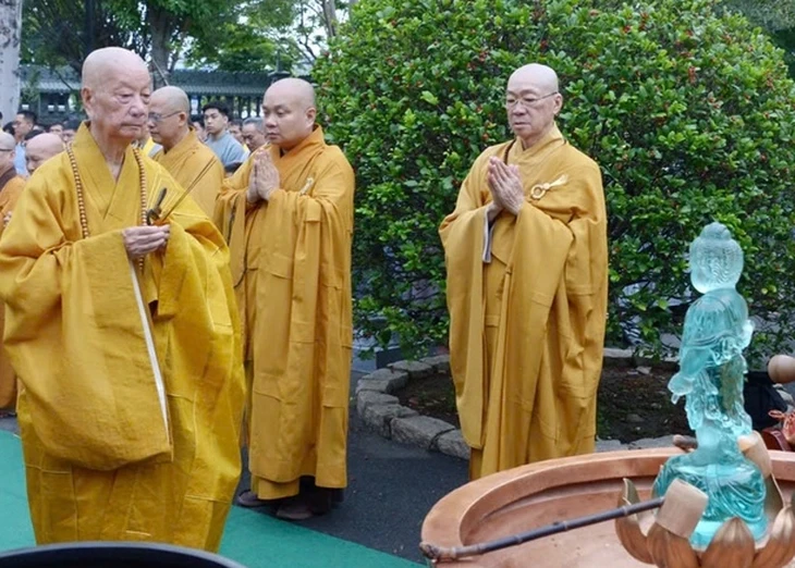 Đức Pháp chủ Thích Trí Quảng thực hiện nghi thức tắm Phật mùa Phật đản Đức Pháp chủ Thích Trí Quảng thực hiện nghi thức tắm Phật mùa Phật đản