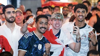 Đứng kín vỉa hè, lòng đường phố cổ Hà Nội xem World Cup - Báo TinVina