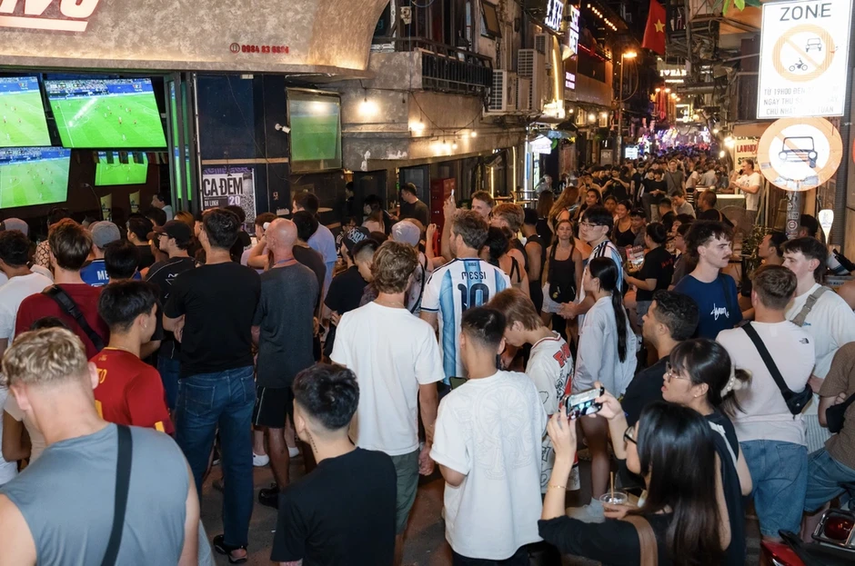 Đứng kín vỉa hè, lòng đường phố cổ Hà Nội xem World Cup - Báo TinVina Đứng kín vỉa hè, lòng đường phố cổ Hà Nội xem World Cup - Báo TinVina