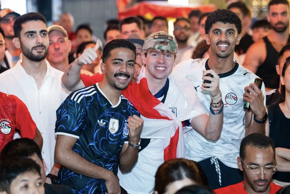 Đứng kín vỉa hè, lòng đường phố cổ Hà Nội xem World Cup - Báo TinVina Đứng kín vỉa hè, lòng đường phố cổ Hà Nội xem World Cup - Báo TinVina