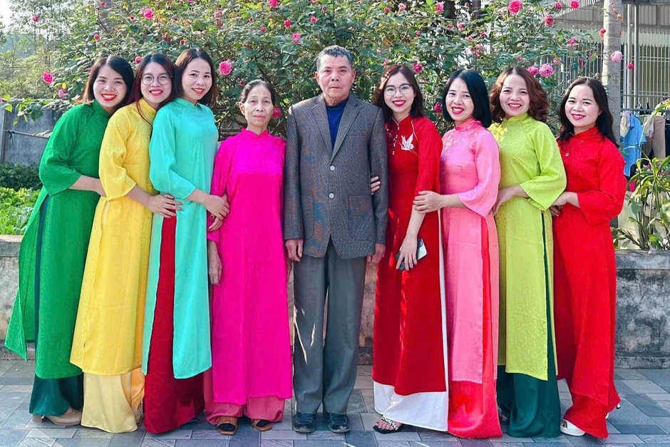 Dựng lều tranh giữa rừng, vợ chồng nuôi 7 con gái vào đại học Dựng lều tranh giữa rừng, vợ chồng nuôi 7 con gái vào đại học