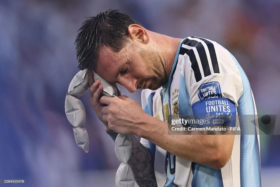 Được đối thủ xếp hàng xin chụp ảnh, Messi nói: "Trên sân họ đá tôi tơi tả"