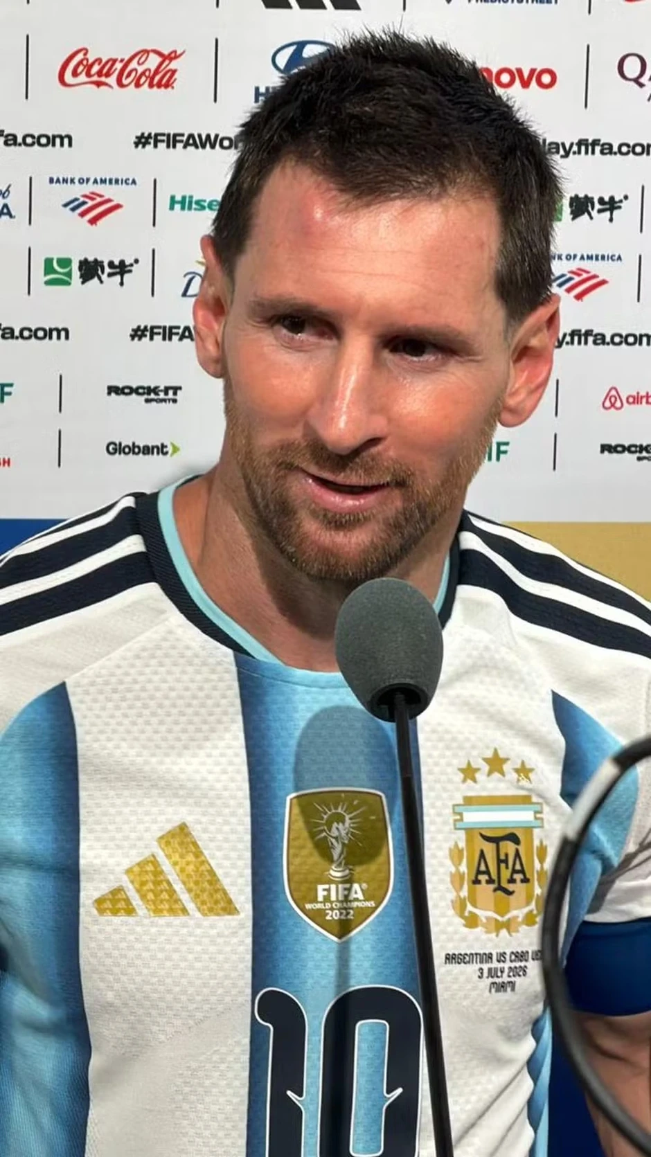 Được đối thủ xếp hàng xin chụp ảnh, Messi nói: "Trên sân họ đá tôi tơi tả"