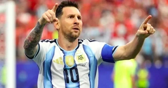 Được đối thủ xếp hàng xin chụp ảnh, Messi nói: "Trên sân họ đá tôi tơi tả"