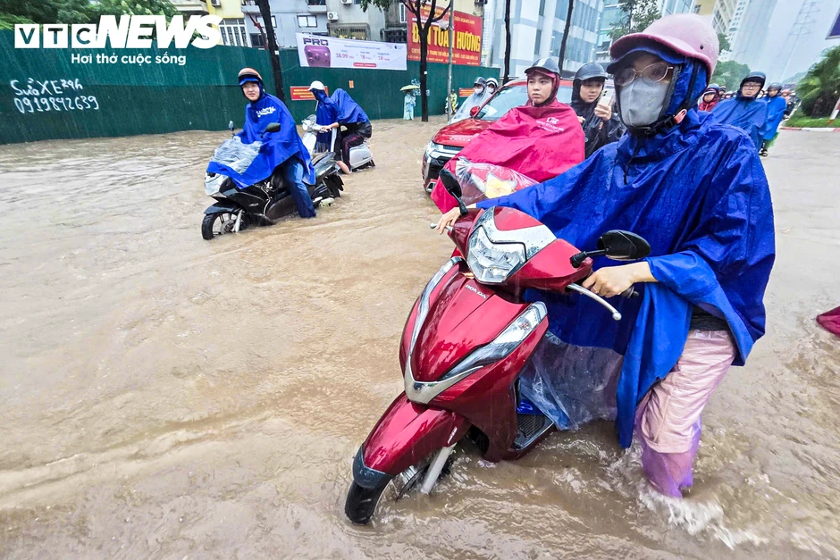Đường Hà Nội biến thành sông sau cơn mưa lớn, người dân phải lội bộ đi làm Đường Hà Nội biến thành sông sau cơn mưa lớn, người dân phải lội bộ đi làm