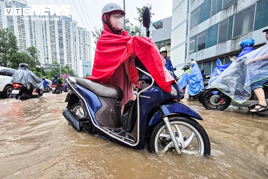 Đường Hà Nội biến thành sông sau cơn mưa lớn, người dân phải lội bộ đi làm Đường Hà Nội biến thành sông sau cơn mưa lớn, người dân phải lội bộ đi làm