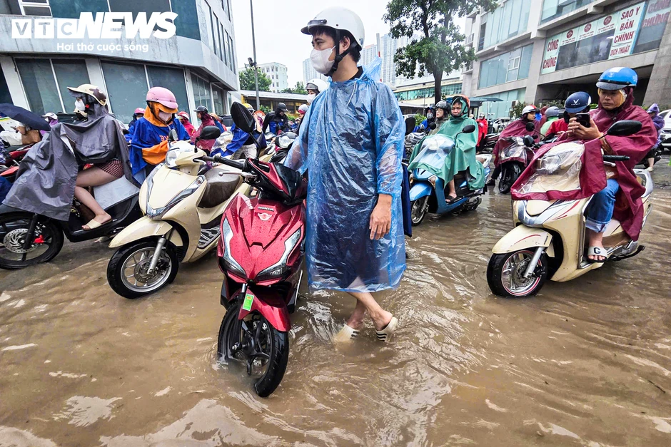 Đường Hà Nội biến thành sông sau cơn mưa lớn, người dân phải lội bộ đi làm Đường Hà Nội biến thành sông sau cơn mưa lớn, người dân phải lội bộ đi làm