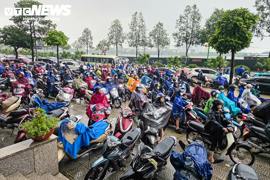 Đường Hà Nội biến thành sông sau cơn mưa lớn, người dân phải lội bộ đi làm Đường Hà Nội biến thành sông sau cơn mưa lớn, người dân phải lội bộ đi làm