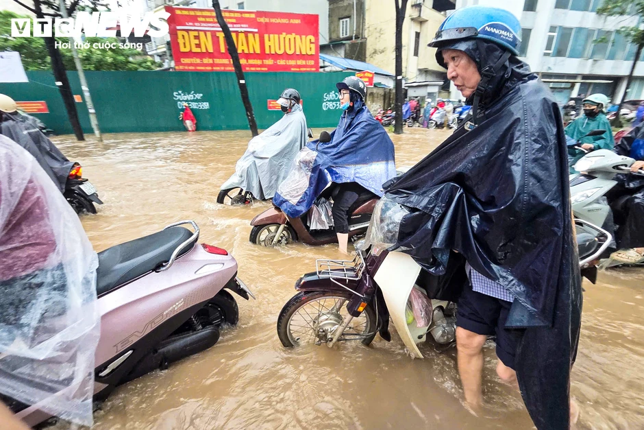 Đường Hà Nội biến thành sông sau cơn mưa lớn, người dân phải lội bộ đi làm Đường Hà Nội biến thành sông sau cơn mưa lớn, người dân phải lội bộ đi làm