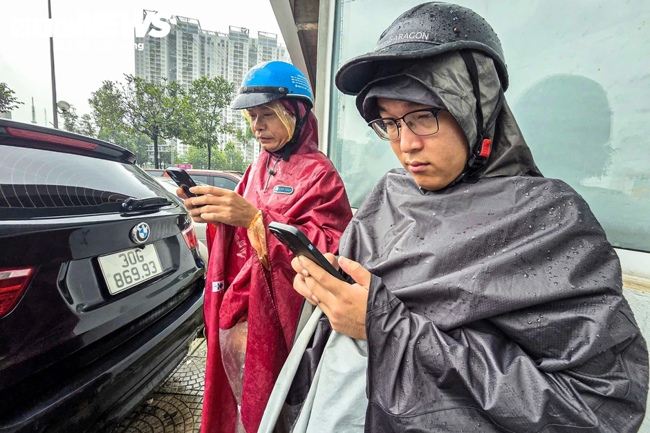 Đường Hà Nội biến thành sông sau cơn mưa lớn, người dân phải lội bộ đi làm Đường Hà Nội biến thành sông sau cơn mưa lớn, người dân phải lội bộ đi làm
