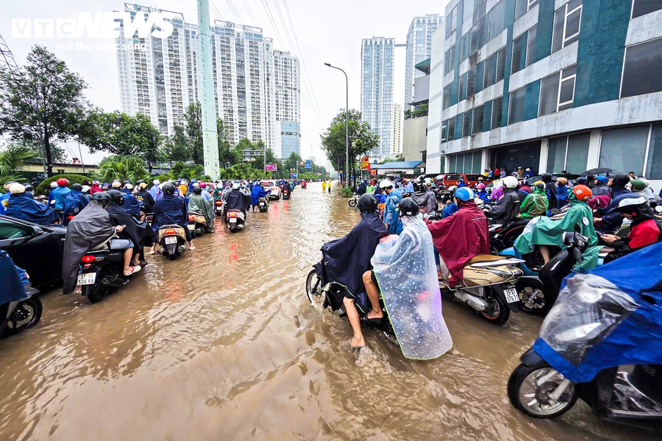 Đường Hà Nội biến thành sông sau cơn mưa lớn, người dân phải lội bộ đi làm Đường Hà Nội biến thành sông sau cơn mưa lớn, người dân phải lội bộ đi làm