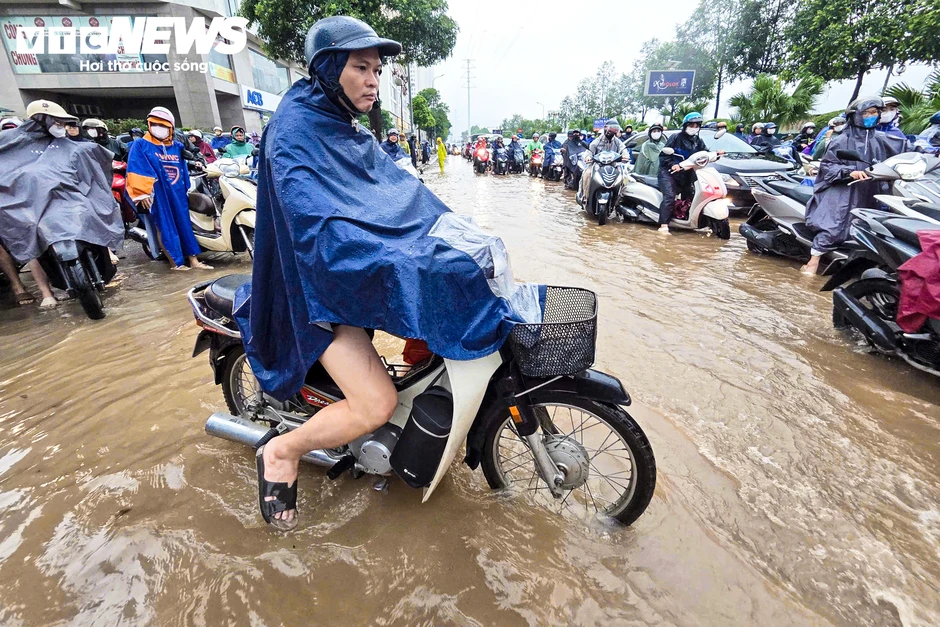 Đường Hà Nội biến thành sông sau cơn mưa lớn, người dân phải lội bộ đi làm Đường Hà Nội biến thành sông sau cơn mưa lớn, người dân phải lội bộ đi làm