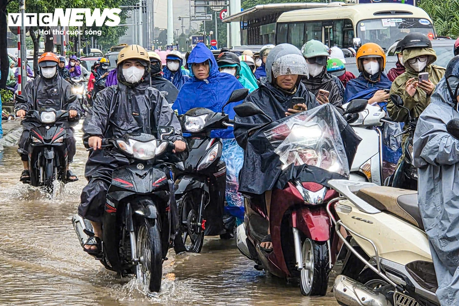 Đường Hà Nội biến thành sông sau cơn mưa lớn, người dân phải lội bộ đi làm Đường Hà Nội biến thành sông sau cơn mưa lớn, người dân phải lội bộ đi làm