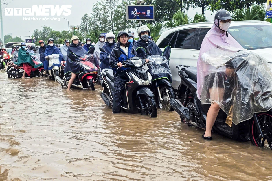 Đường Hà Nội biến thành sông sau cơn mưa lớn, người dân phải lội bộ đi làm Đường Hà Nội biến thành sông sau cơn mưa lớn, người dân phải lội bộ đi làm