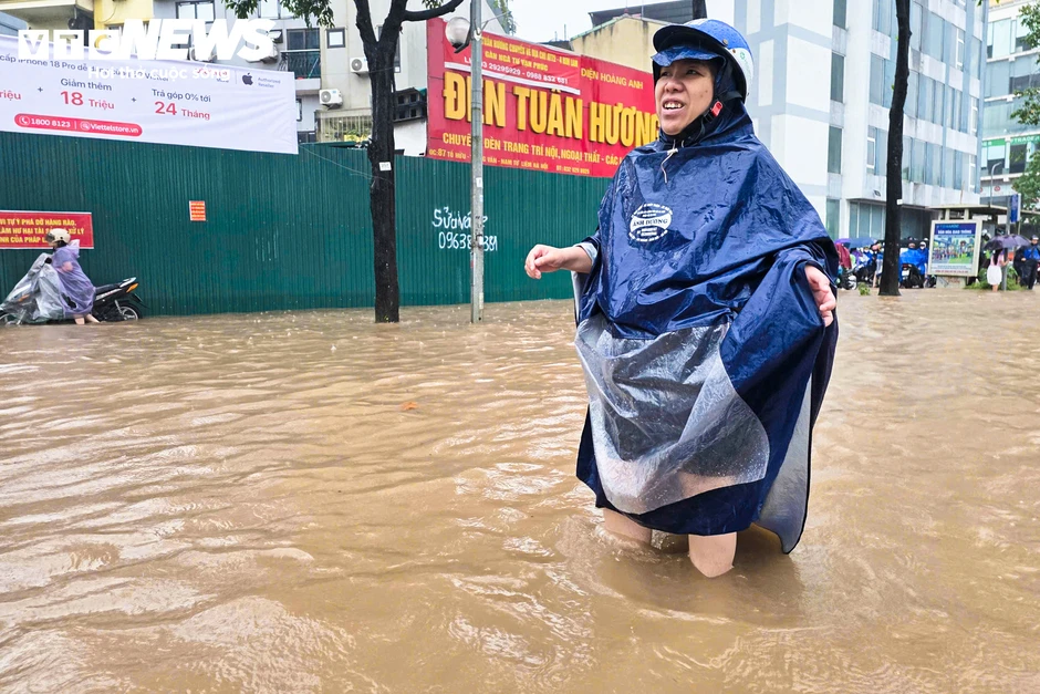 Đường Hà Nội biến thành sông sau cơn mưa lớn, người dân phải lội bộ đi làm Đường Hà Nội biến thành sông sau cơn mưa lớn, người dân phải lội bộ đi làm