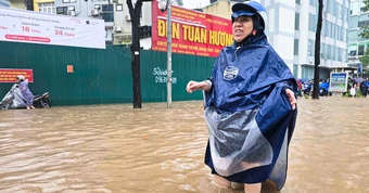 Đường Hà Nội biến thành sông sau cơn mưa lớn, người dân phải lội bộ đi làm