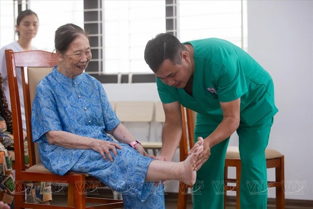 Dưỡng lão bán trú "sáng đi, chiều về": Nơi thu 100.000 đồng/ngày, nhiều điểm ở Hà Nội đang "cháy chỗ" Dưỡng lão bán trú "sáng đi, chiều về": Nơi thu 100.000 đồng/ngày, nhiều điểm ở Hà Nội đang "cháy chỗ"