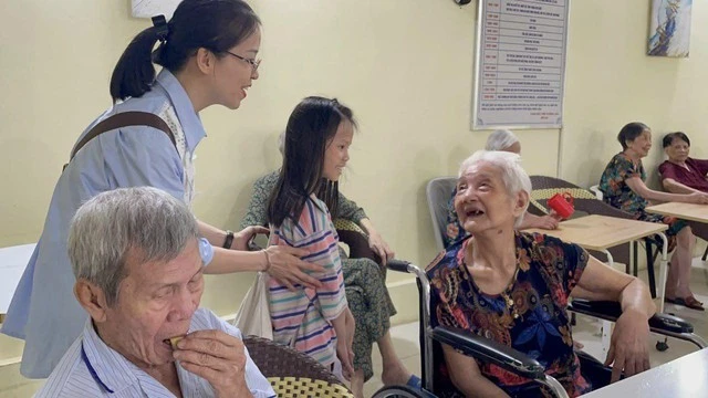 Dưỡng lão bán trú "sáng đi, chiều về": Nơi thu 100.000 đồng/ngày, nhiều điểm ở Hà Nội đang "cháy chỗ" Dưỡng lão bán trú "sáng đi, chiều về": Nơi thu 100.000 đồng/ngày, nhiều điểm ở Hà Nội đang "cháy chỗ"