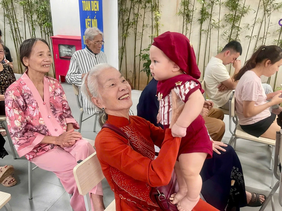 Dưỡng lão bán trú "sáng đi, chiều về": Nơi thu 100.000 đồng/ngày, nhiều điểm ở Hà Nội đang "cháy chỗ" Dưỡng lão bán trú "sáng đi, chiều về": Nơi thu 100.000 đồng/ngày, nhiều điểm ở Hà Nội đang "cháy chỗ"