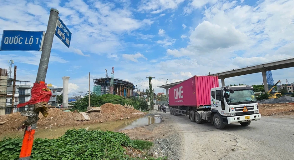 Đường Nguyễn Xiển chi chít ổ gà, ổ voi: Người dân nơm nớp 'đi như đánh cược' Đường Nguyễn Xiển chi chít ổ gà, ổ voi: Người dân nơm nớp 'đi như đánh cược'