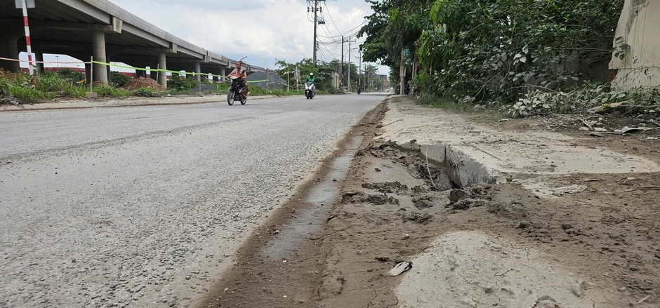 Đường Nguyễn Xiển chi chít ổ gà, ổ voi: Người dân nơm nớp 'đi như đánh cược' Đường Nguyễn Xiển chi chít ổ gà, ổ voi: Người dân nơm nớp 'đi như đánh cược'