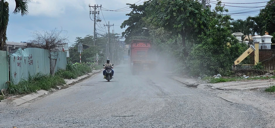 Đường Nguyễn Xiển chi chít ổ gà, ổ voi: Người dân nơm nớp 'đi như đánh cược' Đường Nguyễn Xiển chi chít ổ gà, ổ voi: Người dân nơm nớp 'đi như đánh cược'