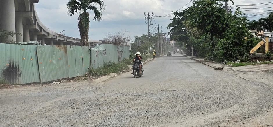 Đường Nguyễn Xiển chi chít ổ gà, ổ voi: Người dân nơm nớp 'đi như đánh cược' Đường Nguyễn Xiển chi chít ổ gà, ổ voi: Người dân nơm nớp 'đi như đánh cược'