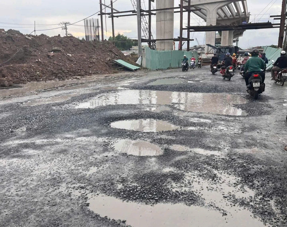 Đường Nguyễn Xiển chi chít ổ gà, ổ voi: Người dân nơm nớp 'đi như đánh cược' Đường Nguyễn Xiển chi chít ổ gà, ổ voi: Người dân nơm nớp 'đi như đánh cược'