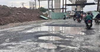 Đường Nguyễn Xiển chi chít ổ gà, ổ voi: Người dân nơm nớp 'đi như đánh cược'
