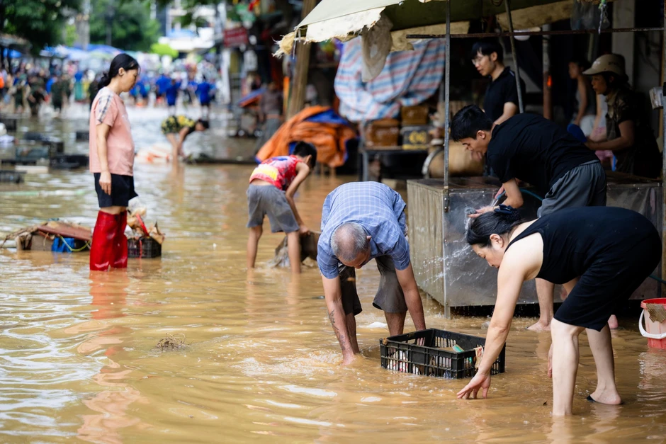 Đường phố Lạng Sơn ngổn ngang bùn đất, rác thải sau 2 ngày ngập sâu Đường phố Lạng Sơn ngổn ngang bùn đất, rác thải sau 2 ngày ngập sâu
