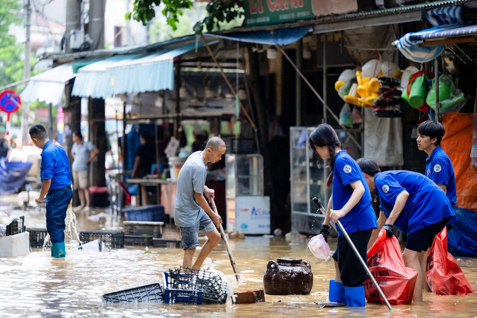 Đường phố Lạng Sơn ngổn ngang bùn đất, rác thải sau 2 ngày ngập sâu Đường phố Lạng Sơn ngổn ngang bùn đất, rác thải sau 2 ngày ngập sâu