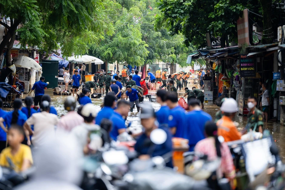 Đường phố Lạng Sơn ngổn ngang bùn đất, rác thải sau 2 ngày ngập sâu Đường phố Lạng Sơn ngổn ngang bùn đất, rác thải sau 2 ngày ngập sâu