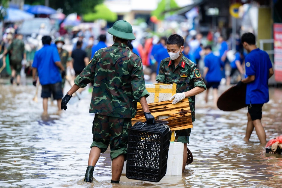 Đường phố Lạng Sơn ngổn ngang bùn đất, rác thải sau 2 ngày ngập sâu Đường phố Lạng Sơn ngổn ngang bùn đất, rác thải sau 2 ngày ngập sâu
