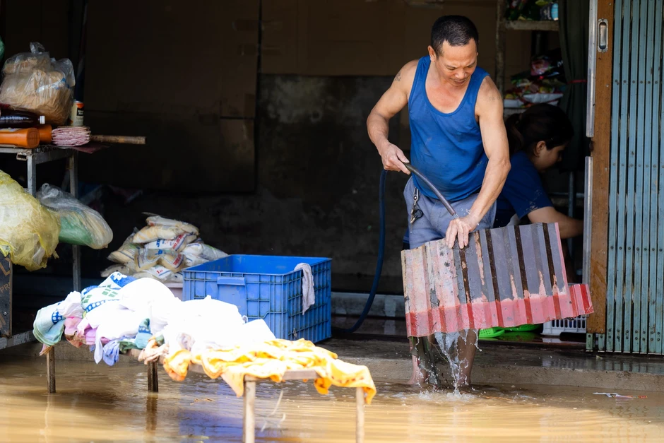 Đường phố Lạng Sơn ngổn ngang bùn đất, rác thải sau 2 ngày ngập sâu Đường phố Lạng Sơn ngổn ngang bùn đất, rác thải sau 2 ngày ngập sâu
