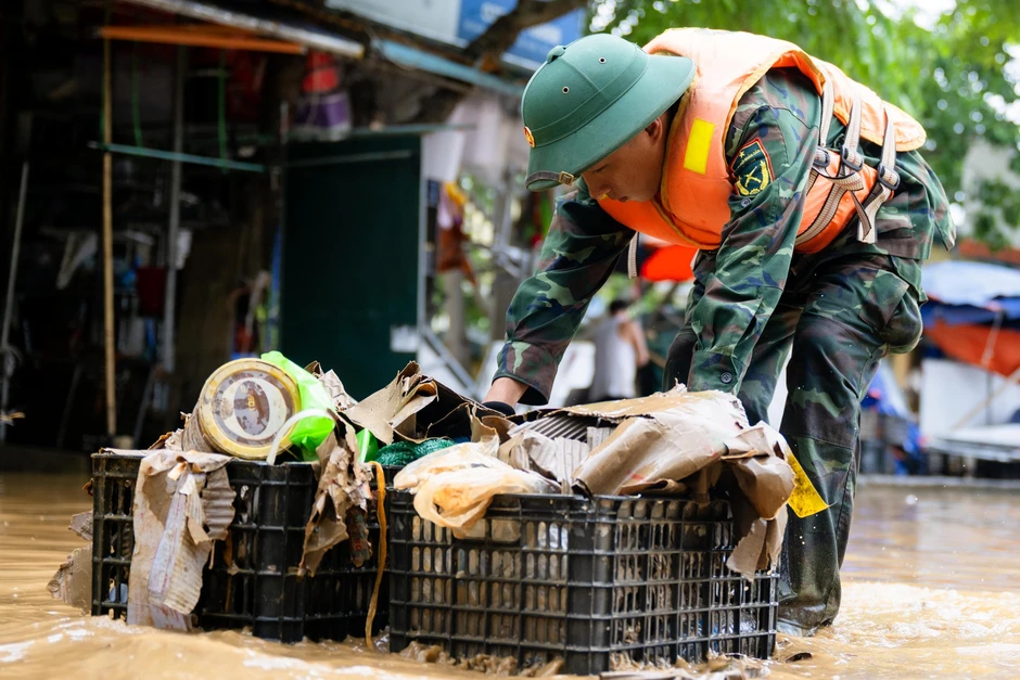 Đường phố Lạng Sơn ngổn ngang bùn đất, rác thải sau 2 ngày ngập sâu Đường phố Lạng Sơn ngổn ngang bùn đất, rác thải sau 2 ngày ngập sâu