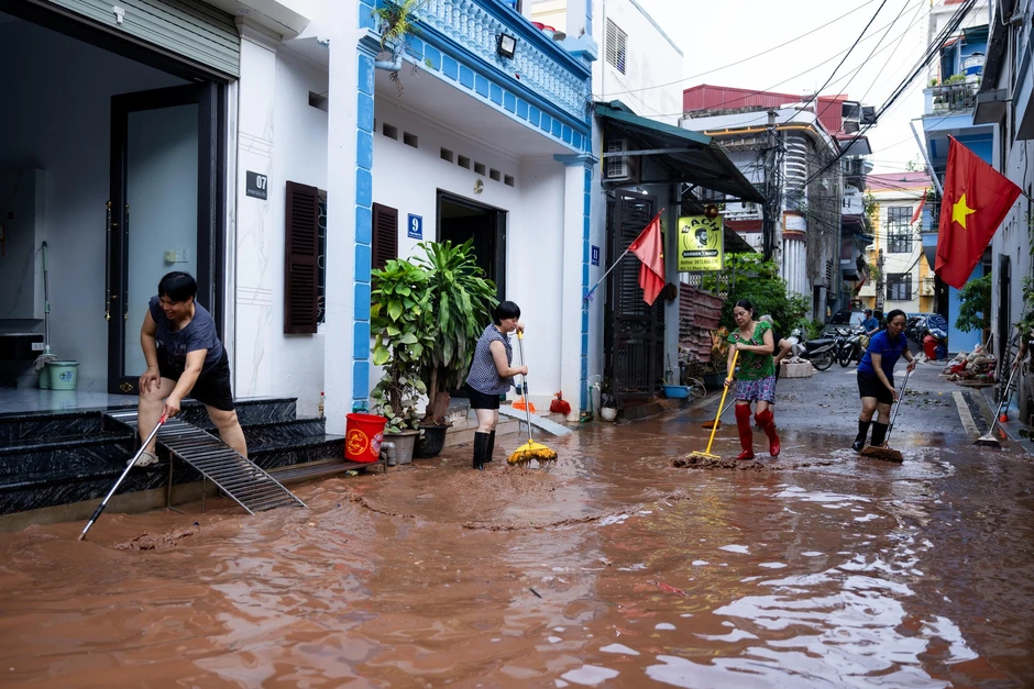 Đường phố Lạng Sơn ngổn ngang bùn đất, rác thải sau 2 ngày ngập sâu Đường phố Lạng Sơn ngổn ngang bùn đất, rác thải sau 2 ngày ngập sâu