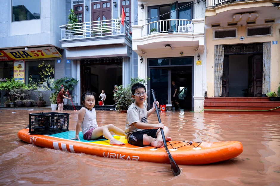 Đường phố Lạng Sơn ngổn ngang bùn đất, rác thải sau 2 ngày ngập sâu Đường phố Lạng Sơn ngổn ngang bùn đất, rác thải sau 2 ngày ngập sâu