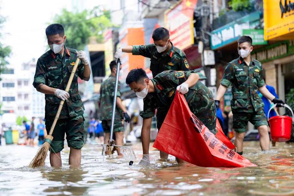 Đường phố Lạng Sơn ngổn ngang bùn đất, rác thải sau 2 ngày ngập sâu Đường phố Lạng Sơn ngổn ngang bùn đất, rác thải sau 2 ngày ngập sâu