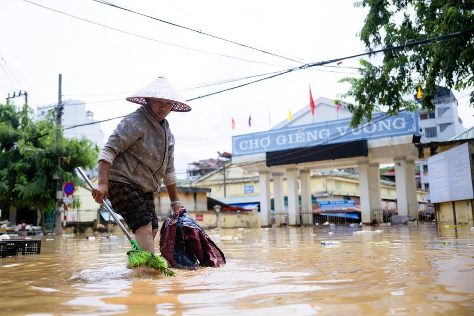 Đường phố Lạng Sơn ngổn ngang bùn đất, rác thải sau 2 ngày ngập sâu Đường phố Lạng Sơn ngổn ngang bùn đất, rác thải sau 2 ngày ngập sâu