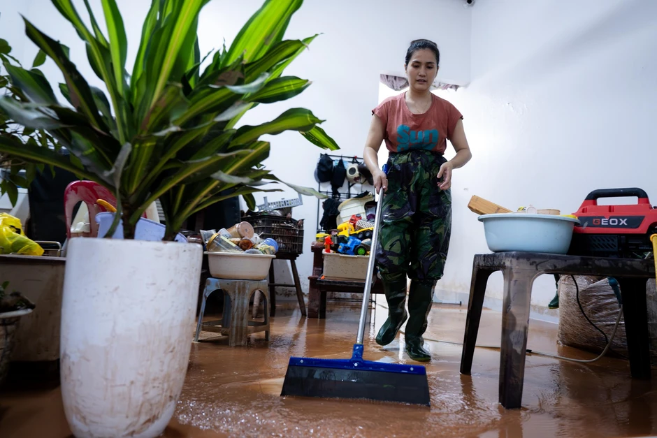 Đường phố Lạng Sơn ngổn ngang bùn đất, rác thải sau 2 ngày ngập sâu Đường phố Lạng Sơn ngổn ngang bùn đất, rác thải sau 2 ngày ngập sâu