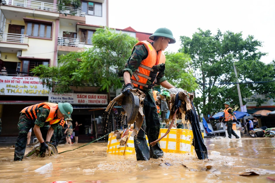 Đường phố Lạng Sơn ngổn ngang bùn đất, rác thải sau 2 ngày ngập sâu Đường phố Lạng Sơn ngổn ngang bùn đất, rác thải sau 2 ngày ngập sâu